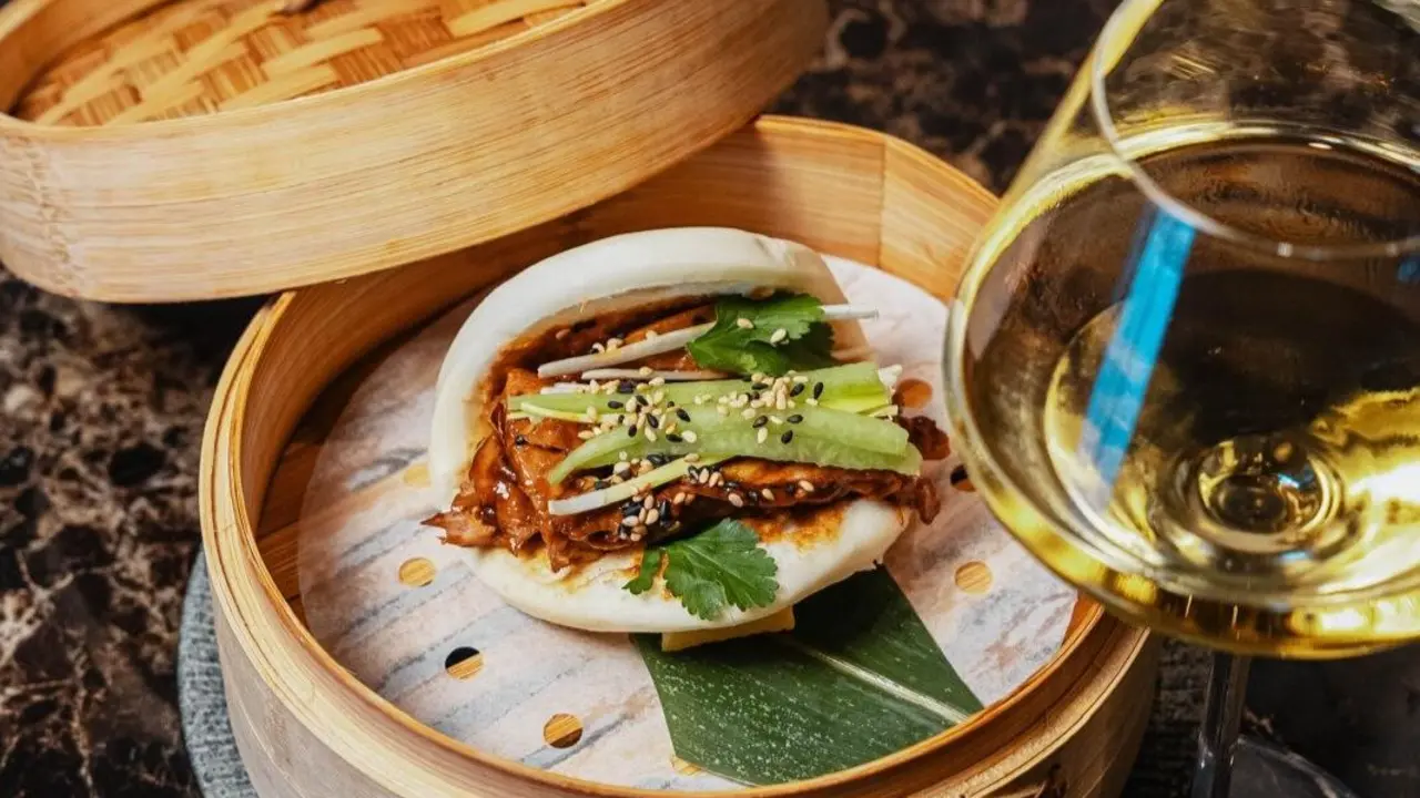 Indochina Brasa: pan bao de pato laqueado con cremosa soja agridulce y bao de ternera con tomate en salsa de kimchi.