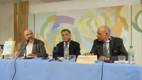 Basilio Rodríguez Cañada, presidente del Grupo Editorial Sial Pigmalión; Ridha Mami, catedrático de la universidad de La Manouba (Túnez) y prologuista del libro y el autor del libro, Maher Abder-Rahman