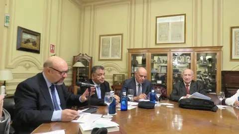 Basilio Rodríguez Cañada, presidente del Grupo 
Editorial Sial Pigmalión; el catedrático de la 
Universidad de la Manouba, de Túnez, Ridha 
Mami; el ponente, periodista y escritor tunecino-
británico, Maher Abder-Rahman y Andrés 
Valverde Sánchez