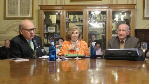 De izquierda a derecha, José Ignacio Ruiz Rodríguez; la ponente María Antonia García de León y Andrés Valverde