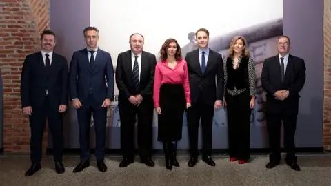 De izqda. a dcha: Mariano de Paco, consejero de Cultura, Turismo y Deporte de la CAM y vicepresidente segundo del Patronato de la Fundación Canal; Carlos Novillo, consejero de Medio Ambiente, Agricultura e Interior de la CAM y presidente del Patronato de la Fundación Canal; José Antonio Múgica, miembro del consejo de administración de Musealia; Isabel Díaz Ayuso, presidenta de la Comunidad de Madrid; Luis Ferreiro, director de Musealia; Eva Tormo, directora gerente de la Fundación Canal de Isabel II y José Luis Fernández-Quejo, director gerente ente público Canal de Isabel II.