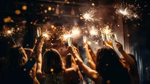 Personas celebran Nochevieja en una discoteca con champán - Foto de 123RF/Maxim Kabb