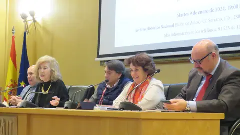 Luis Compés, presidente de la Asociación de Escritores Madrileños; la autora, María Antonia García de León, profesora de la UCM, escritora y poeta; Juan Ramón Romero Fernández Pacheco, director del Archivo Histórico Nacional;  Carmen 
Mejía Ruiz, catedrática de la UCM y directora del 
Instituto de Investigaciones Feministas y Basilio 
Rodríguez Cañada, presidente del Grupo Editorial Sial Pigmalión