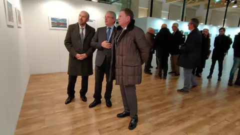 Juan Cofi&ntilde;o, presidente de la Junta General del Principado de Asturias, el embajador de Eslovenia Rober Krmelj y el alcalde de Oviedo Alfredo Canteli