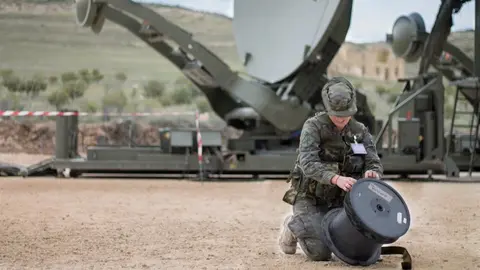 Defensa prepara la modernizaci&oacute;n de las transmisiones - Foto del MDE