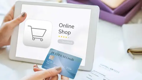 Una persona utiliza una aplicación comercio online - Foto de 123RF/rawpixel