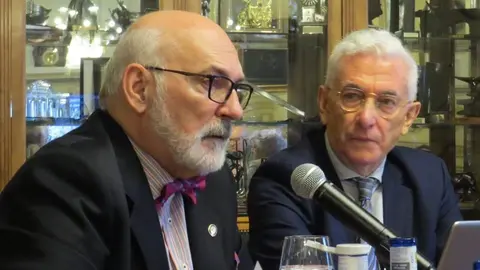 Alfredo Alvar, Presidente del Real Casino de Madrid durante la presentación del conferenciante