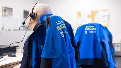 Un trabajador del Samur Social atiende una llamada - Foto de Samur Social