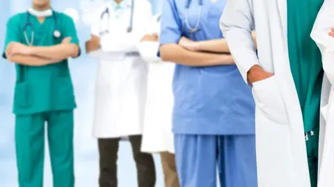 Detalle de un grupo de personas sanitarias - 123RF/pitinan