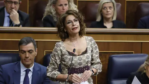 Sánchez, con Montero, en la sesión de control - Foto el Congreso