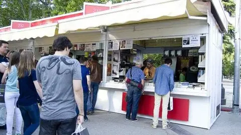 Varias personas pasean por la Feria del Libro de Madrid - Servimedia