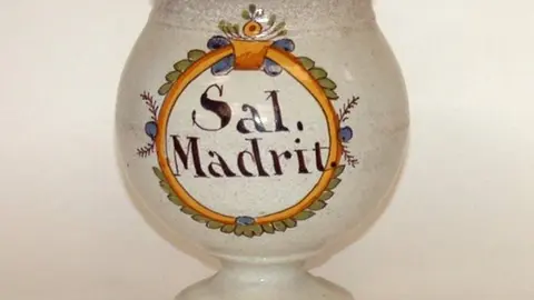 Copa cer&aacute;mica de sal cat&aacute;rtica de Madrid o sal de Vaciamadrid, de producci&oacute;n catalana del siglo XVIII. Museo de la Farmacia Hispana.