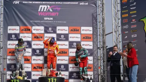 Ceremonia de entrega de trofeos de la competición femenina campeonato Nacional de Motocross - Comunidad de Madrid