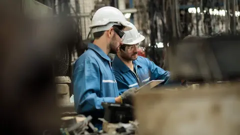 Trabajadores en una instalación industrial - Foto de 123RF/yozayo