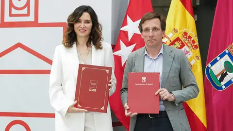 Isabel D&iacute;az Ayuso y Jos&eacute; Luis Mart&iacute;nez-Almeida en la firma del convenio - Comunidad de Madrid