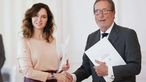 Isabel D&iacute;az Ayuso y Antonio Vila Bertr&aacute;n, en la firma del acuerdo - Foto Comunidad de Madrid