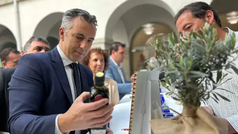 El consejero Novillo ha participado hoy en una cata de las diez marcas incluidas en la DOP - Comunidad de Madrid