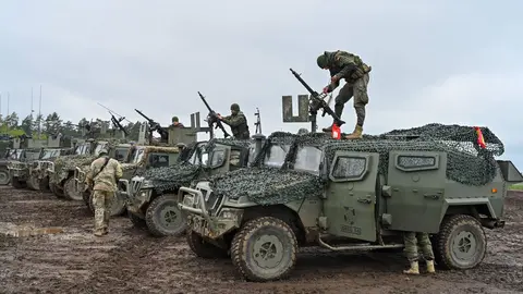 Militares espa&ntilde;oles preparan sus armas durante el Saber Strike 24 en el &aacute;rea de entrenamiento de Bemowo Piskie, Polonia, el 17 de abril de 2024 - Foto de Staff Sgt. Randis Monroe/U.S. Army