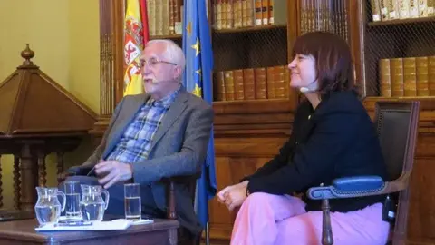 Luis Mateo D&iacute;ez y Mar&iacute;a Jos&eacute;  G&aacute;lvez directora general del Libro, del C&oacute;mic y de la Lectura, que moder&oacute; el encuentro con la prensa - Jos&eacute; Bell&oacute;