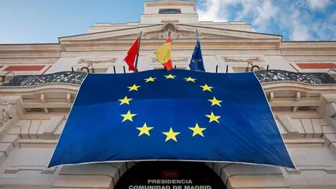 La Real Casa de Correos luce la bandera de la UE para conmemorar el Día de Europa - Comunidad de Madrid