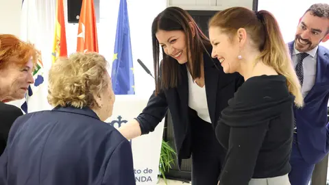Ana D&aacute;vila junto a la alcaldesa de Majadahonda, Lola Moreno, esta ma&ntilde;ana - Comunidad de Madrid