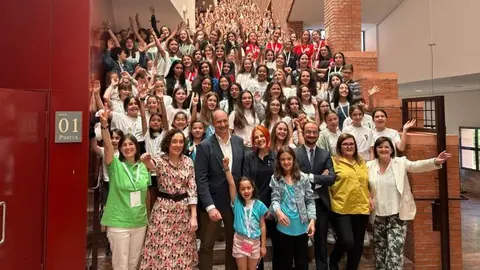 El consejero Miguel L&oacute;pez-Valverde con las participantes del evento - Comunidad de Madrid