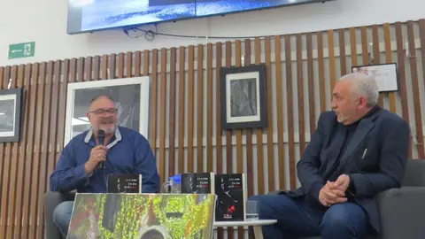 9  Carlos Vindel, autor de la portada del libro junto al autor