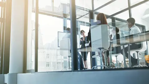 Trabajadores en una oficina - 123RF/peopleimages12