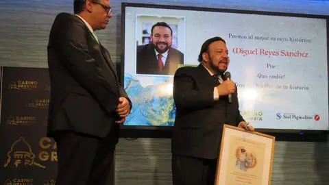 27  Miguel Reyers Sánchez junto al embajador de la República Sominicana, Juan Bolivar