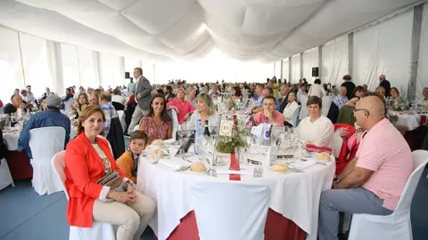 Mesas de los comensales en el interior de la carpa
