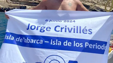 Jorge Crivillés con una pancarta