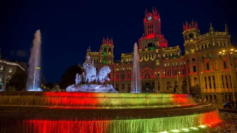 Fuente de Cibeles iluminada con los colores de Espa&ntilde;a - Foto de Ayuntamiento de Madrid