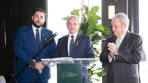 D. Alfredo Leonard y Lamu&ntilde;o de Cuetos (izda) y D. Francisco de Borb&oacute;n (dcha) entregan al Embajador de la Rep&uacute;blica de Eslovenia, Excmo. Sr. D. Robert Krmelj (centro), de la Medalla de Honor de Oro del Real Cuerpo