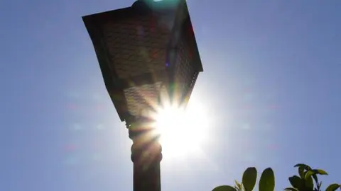 La luz del sol se refleja en un termómetro - Foto de Sonia González/Servimedia