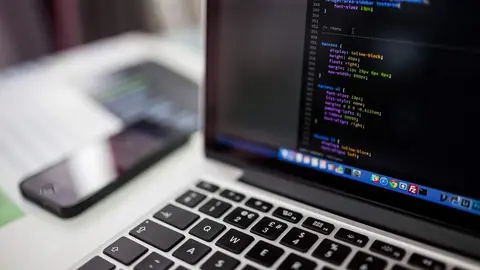 Ordenador con lenguaje de programaci&oacute;n - Foto de Pixabay