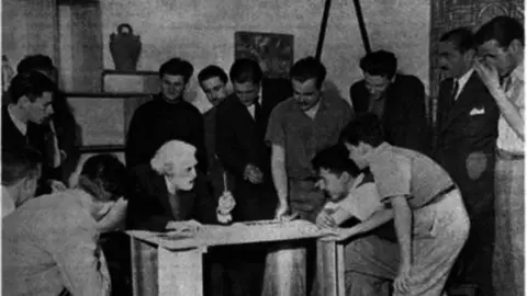 Torres Garc&iacute;a en el taler con sus disc&iacute;pulos - Pilar Corredoira