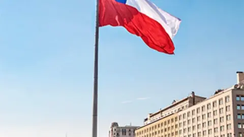Bandera de Chile frente al Palacio de la Moneda