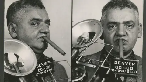 Autorretrato con una cámara Speed Graphic, 13 de octubre de 1950