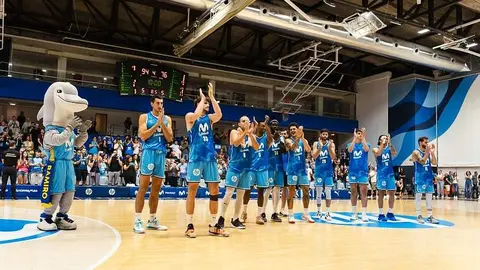 Jugadores de Movistar Estudiantes Celebrando - Movistar Estudiantes