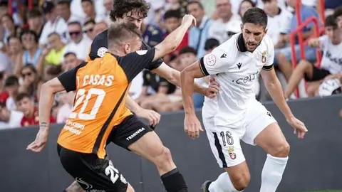 Jugadores del Fuenlabrada disputando un bal&oacute;n - CF Fuenlabrada&nbsp;