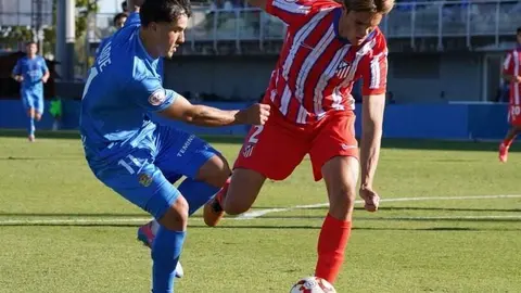 Disputa del balon entre jugadores - CF Fuenlabrada