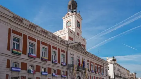 La fachada de la Real Casa de Correos luce las banderas de las 22 nacionalidades participantes - Foto Comunidad de Madrid