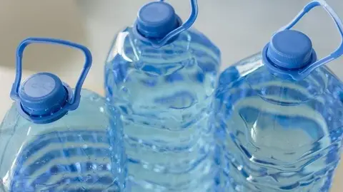 Garrafas de agua embotellada | Foto de 123RF/innadodor