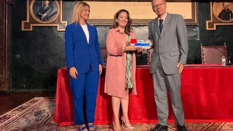 Matute en la entrega del sello Madrid Excelente al Ilustre Colegio de Médicos madrileño - Foto Comunidad de Madrid