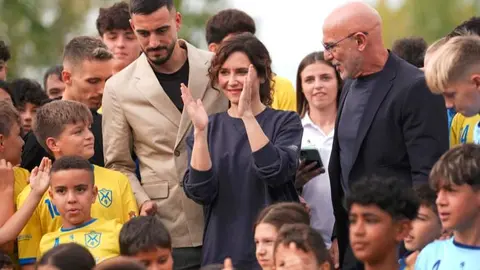 Ayuso entrega a la selecci&oacute;n de f&uacute;tbol el Premio Internacional del Deporte - Foto Comunidad de Madrid