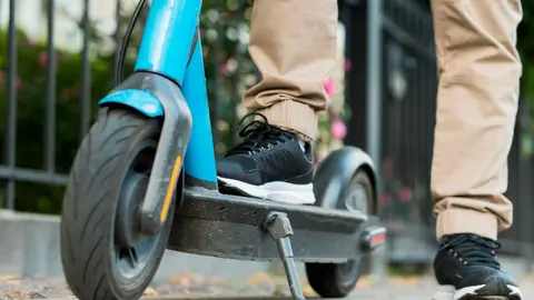 Patinetes el&eacute;ctricos de alquiler Madrid - Foto Freepik