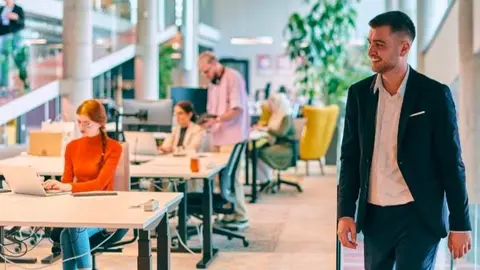 Trabajadores en una empresa | Foto de Dotshock