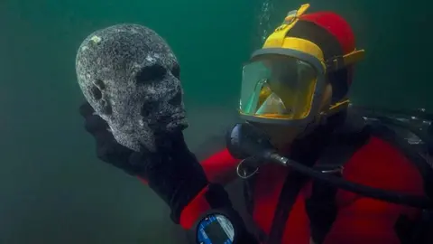 Conferencia "Bajo del mar. La exploraci&oacute;n subacu&aacute;tica de Alejandr&iacute;a''