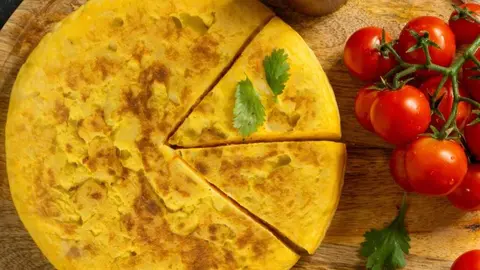 Platos t&iacute;picos madrile&ntilde;os - tortilla de patata - Foto freepik