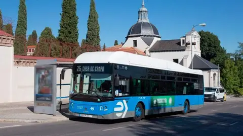 Autobús frente al cementerio de San Isidro - Foto EMT